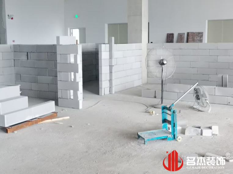 砌墻中